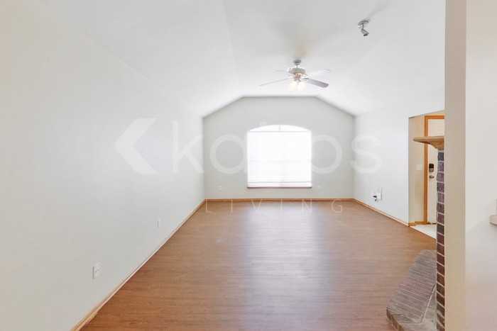1129 Ne 8th St - Photo 4 of 24
