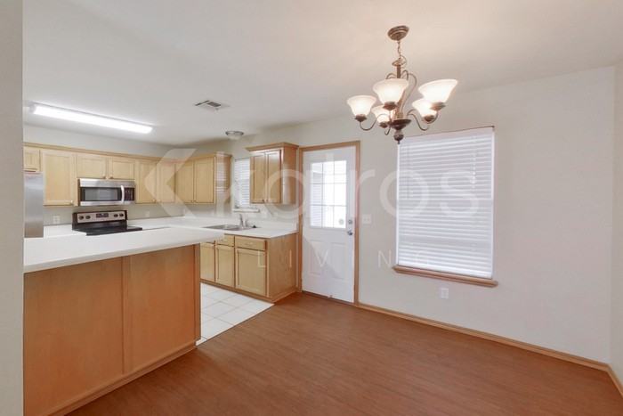 1129 Ne 8th St - Photo 7 of 24