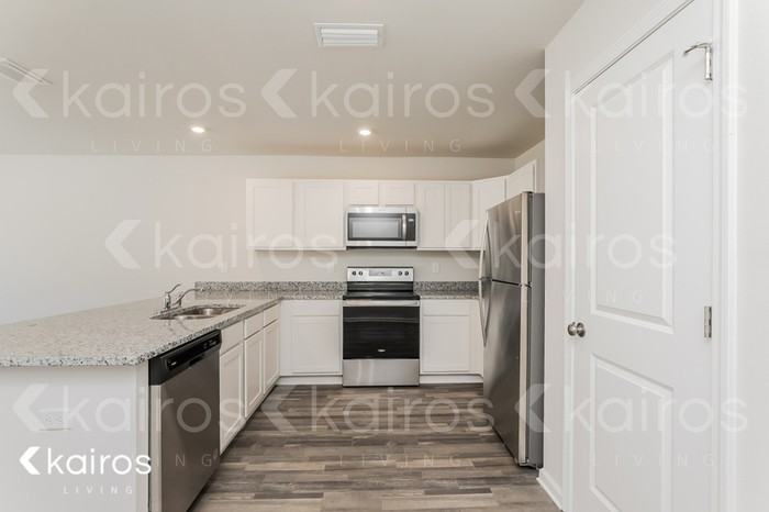 832 Whispering Creek Ave - Photo 7 of 17