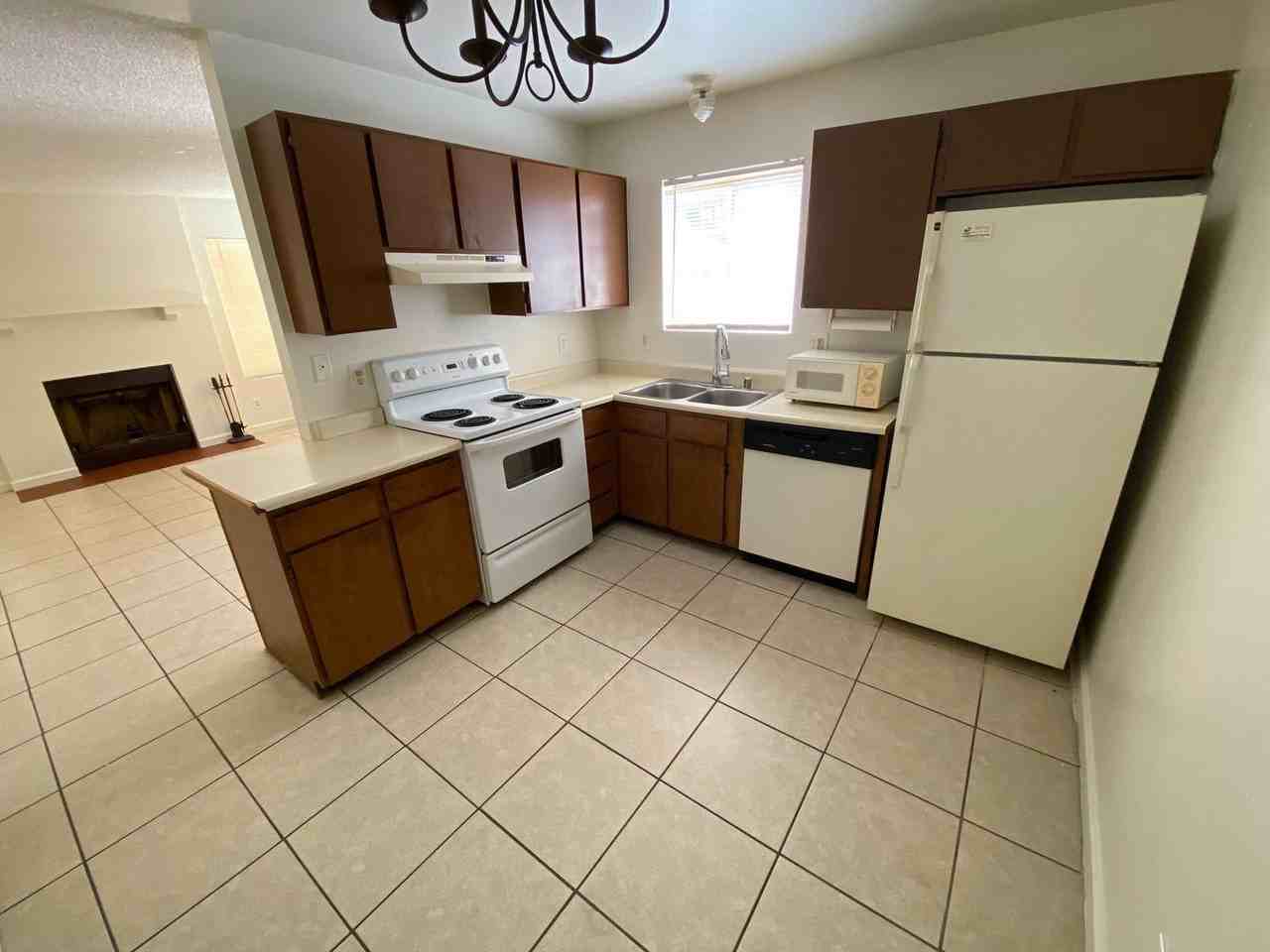 917 Bridgewater St #B - Photo 2 of 9