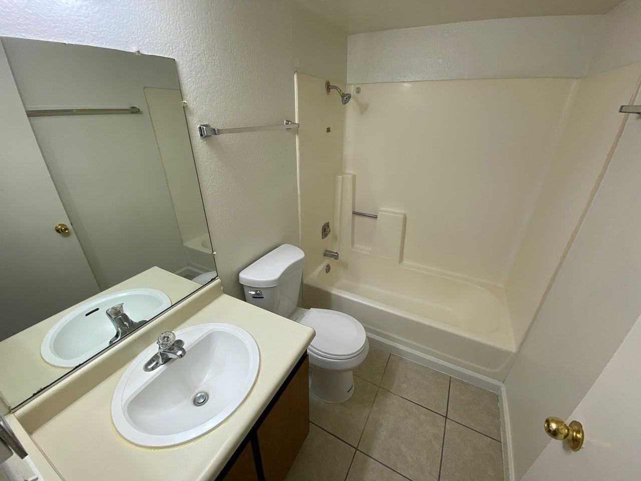 917 Bridgewater St #B - Photo 7 of 9