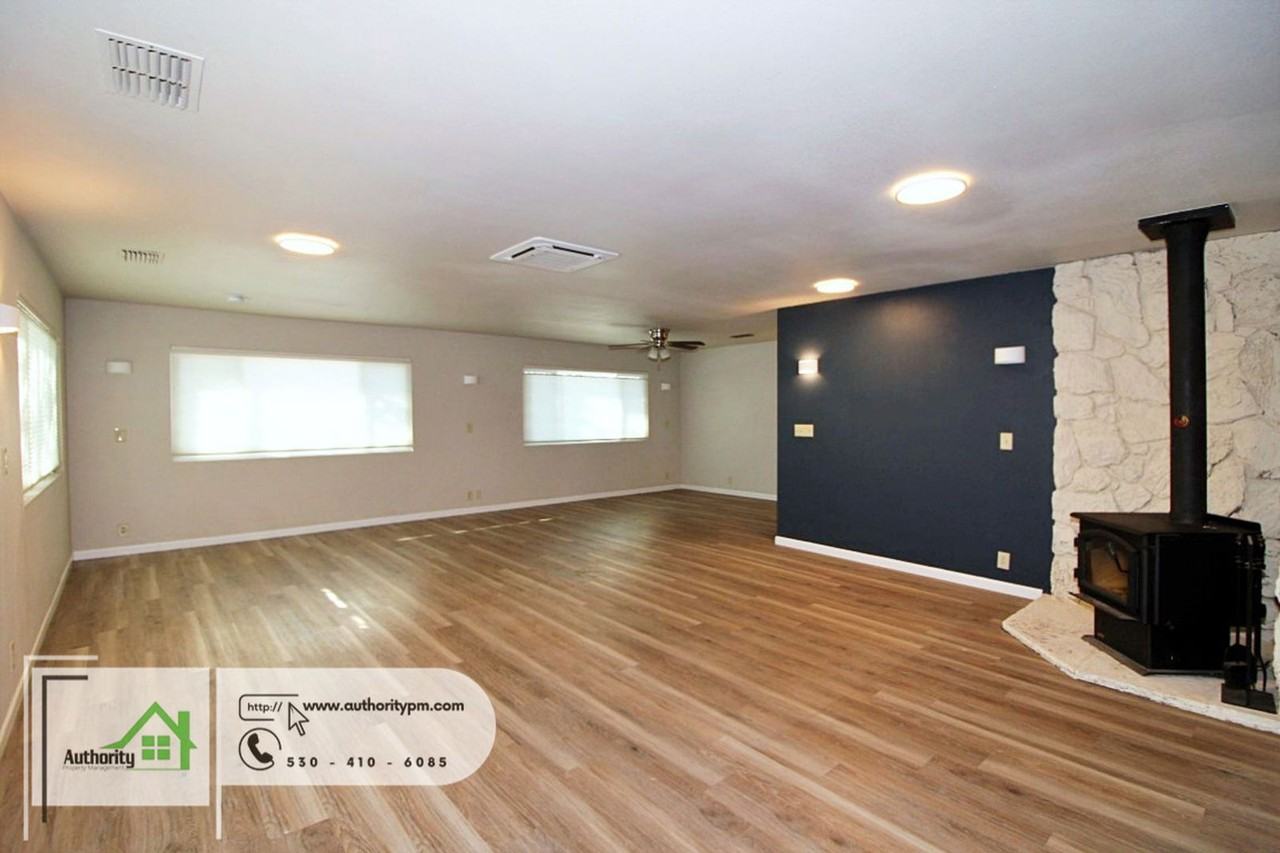 310 Woodhill Dr - Photo 4 of 20