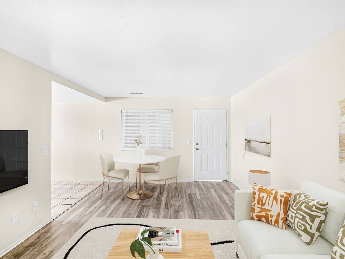 1005 E Avenue S #R - Photo 2 of 10