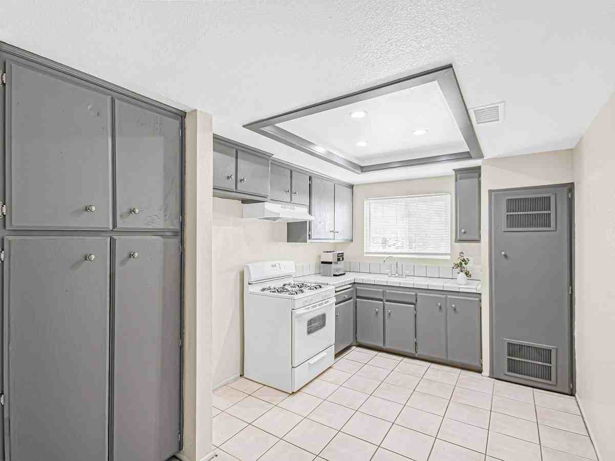 1005 E Avenue S #R - Photo 3 of 10