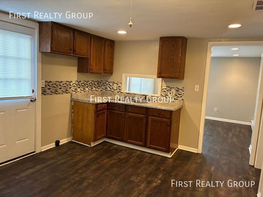 140 E Market St #B - Photo 2 of 7