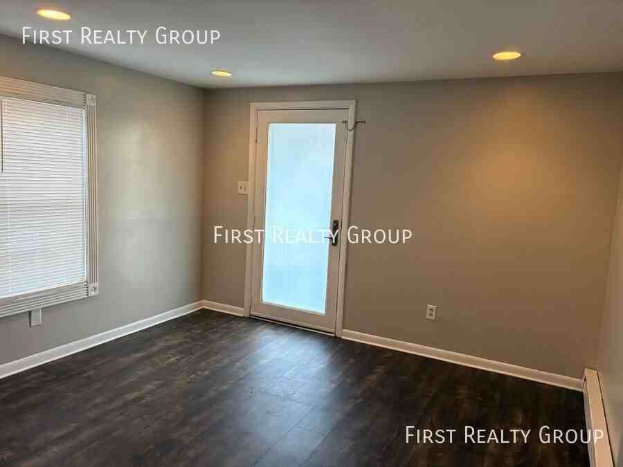 140 E Market St #B - Photo 4 of 7