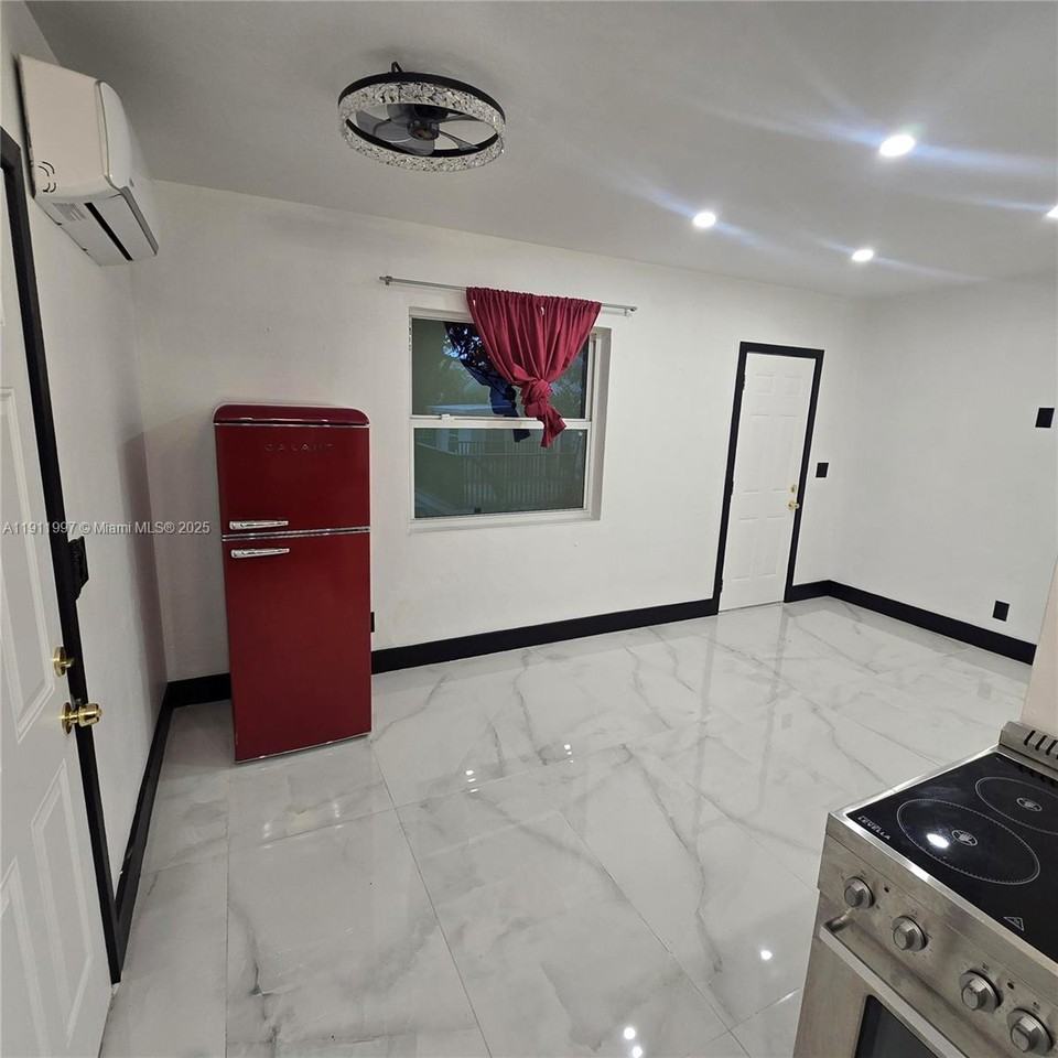 77 Nw 51st St #77REAR - Photo 5 of 14