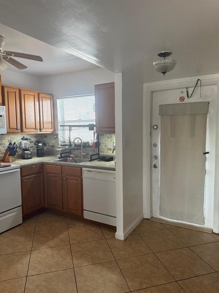 8220 Sunrise Lakes Boulevard #8220-309 - Photo 4 of 31