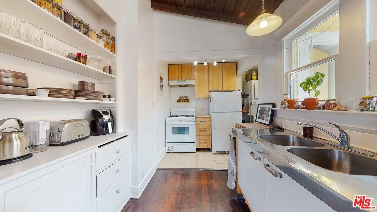 402 North Venice Boulevard #402B - Photo 5 of 6