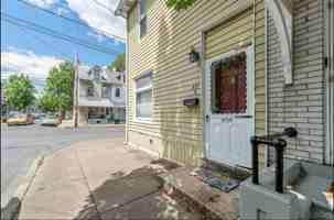 featured image of 557 North Park Street #1