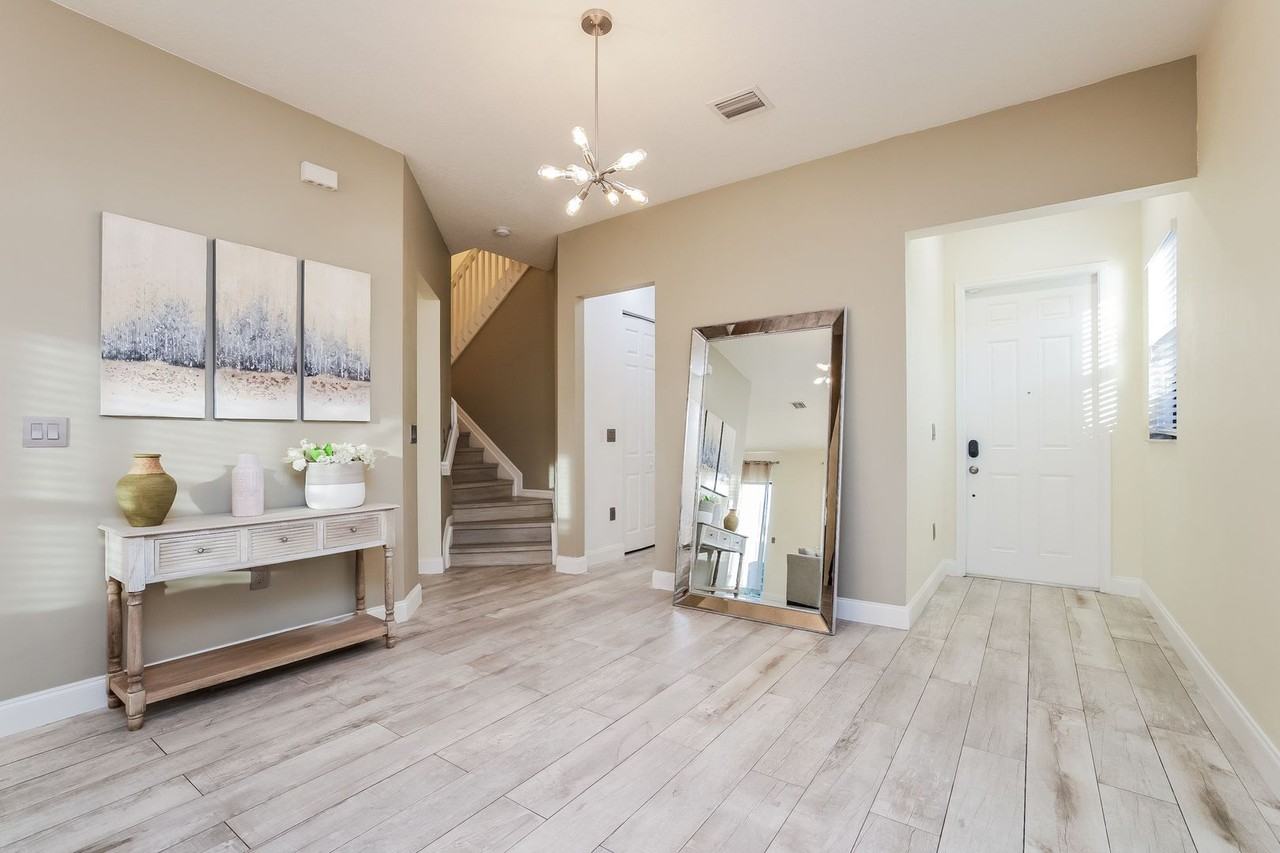 8916 Madrid Cir - Photo 5 of 18