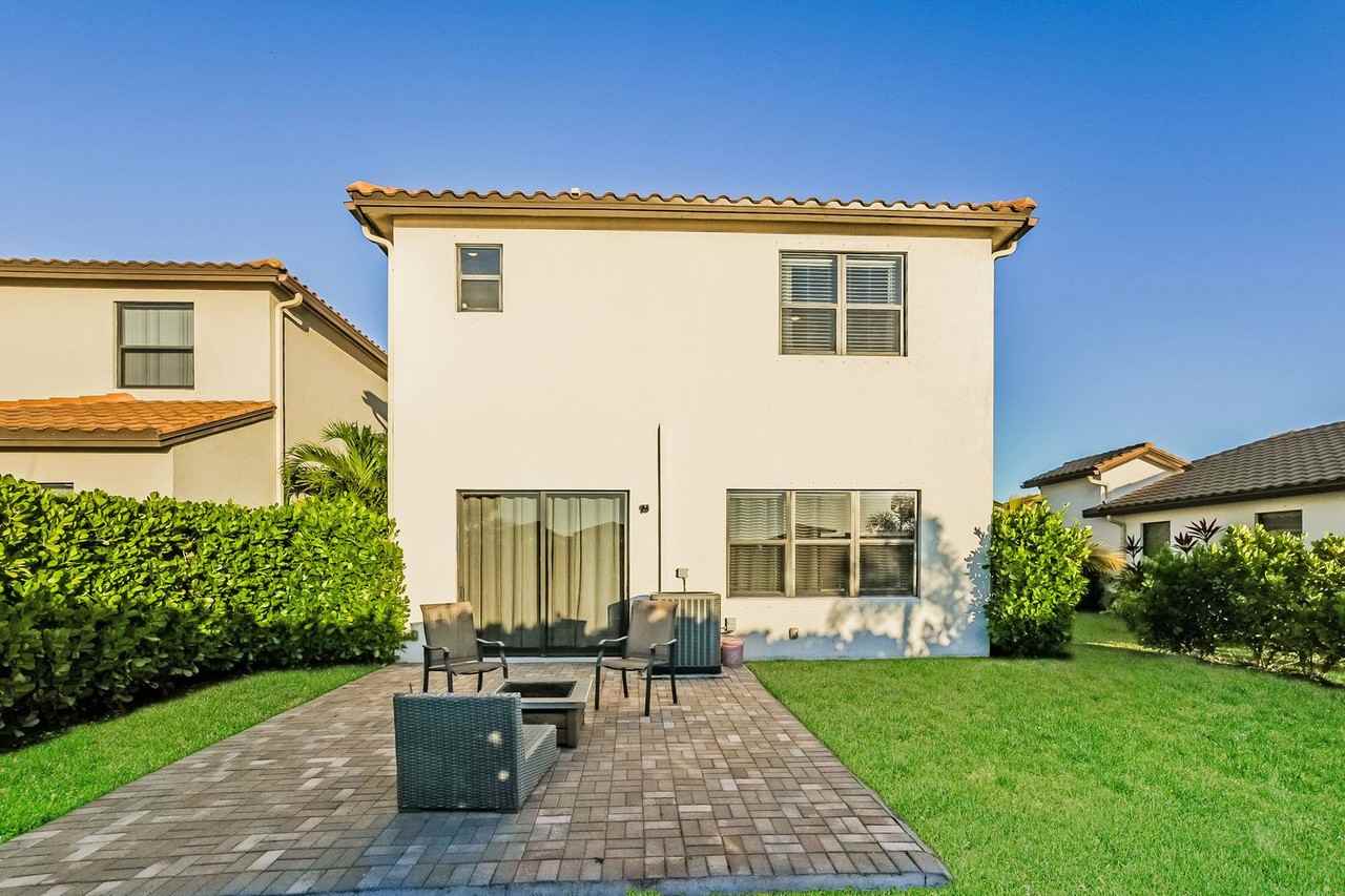 8916 Madrid Cir - Photo 2 of 18