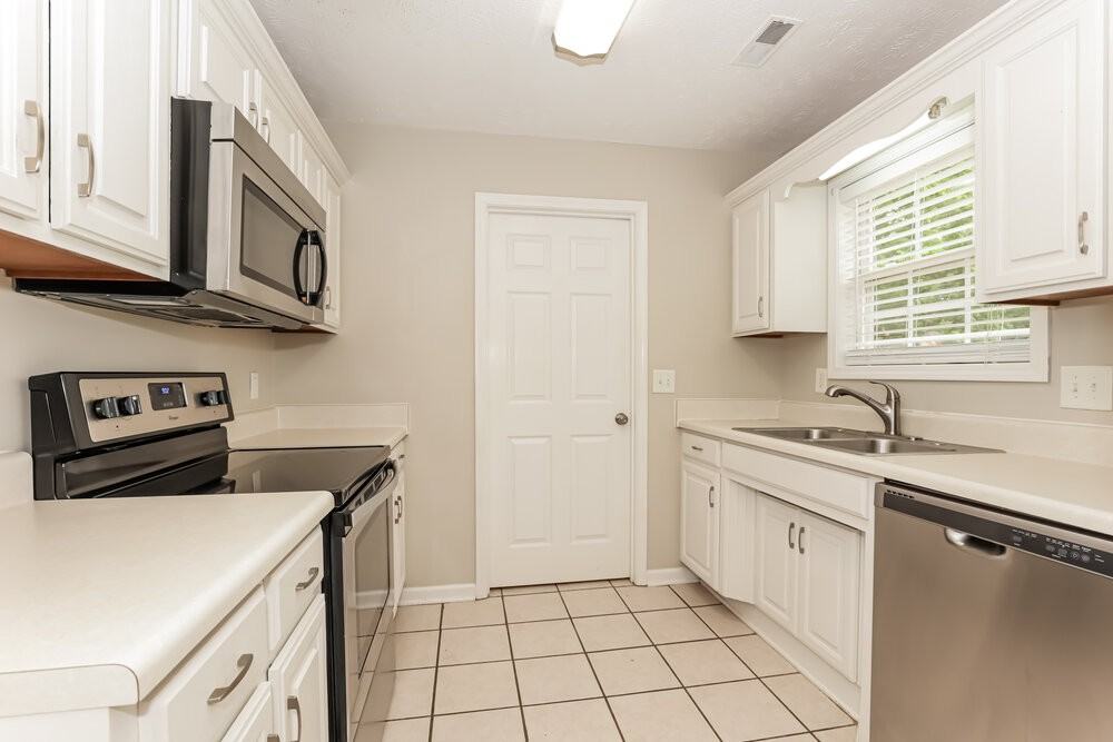 9010 Lomond Dr - Photo 7 of 18