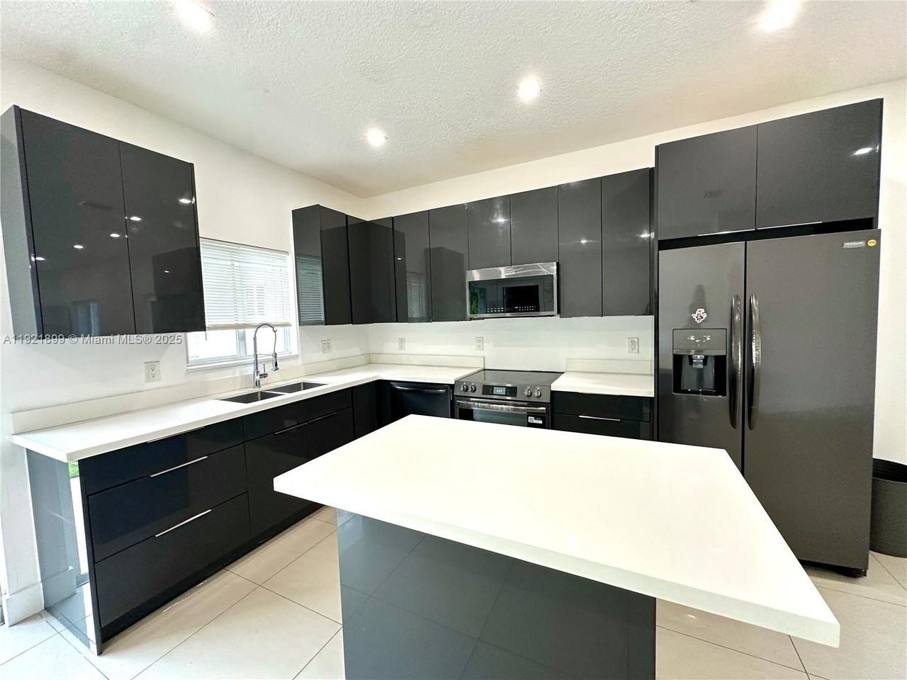 14890 Ne 10th Ave #1 - Photo 4 of 18