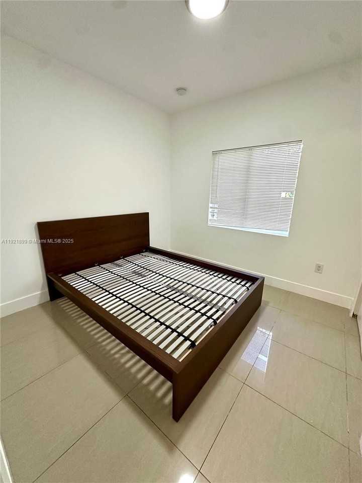 14890 Ne 10th Ave #1 - Photo 7 of 18