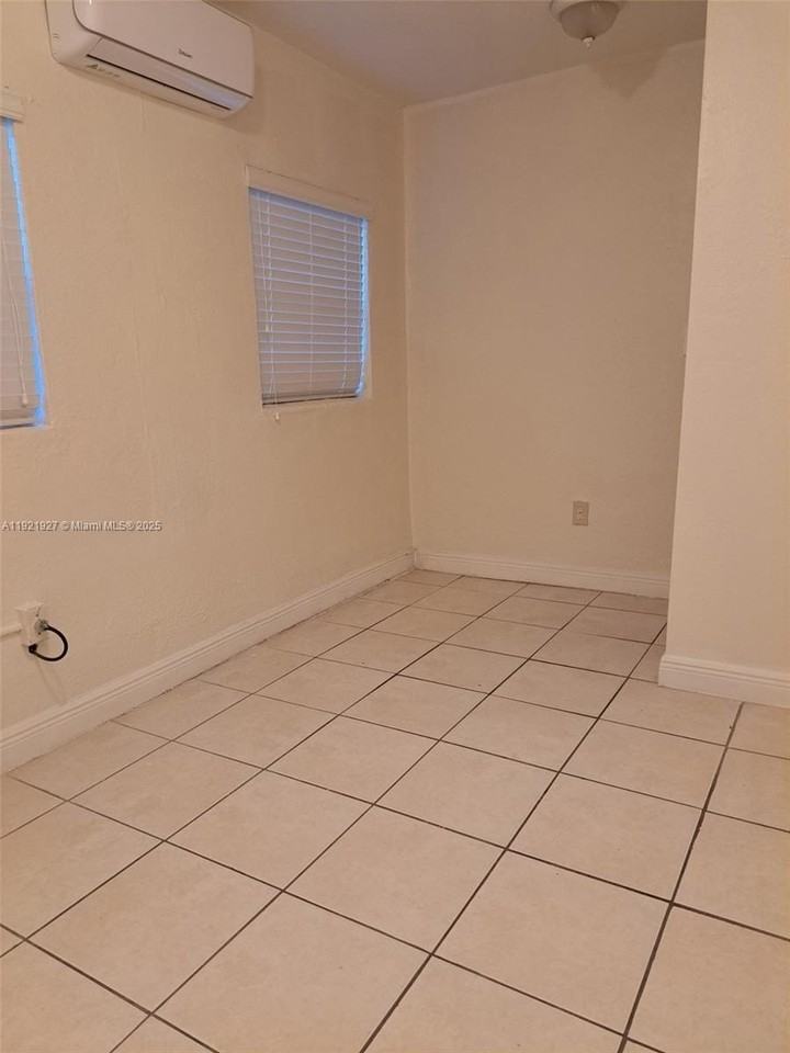 1411 Nw 55th Ter #A - Photo 4 of 9