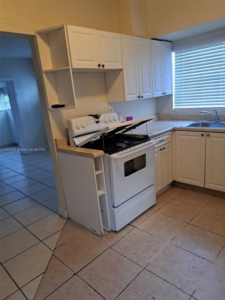 1411 Nw 55th Ter #A - Photo 6 of 9