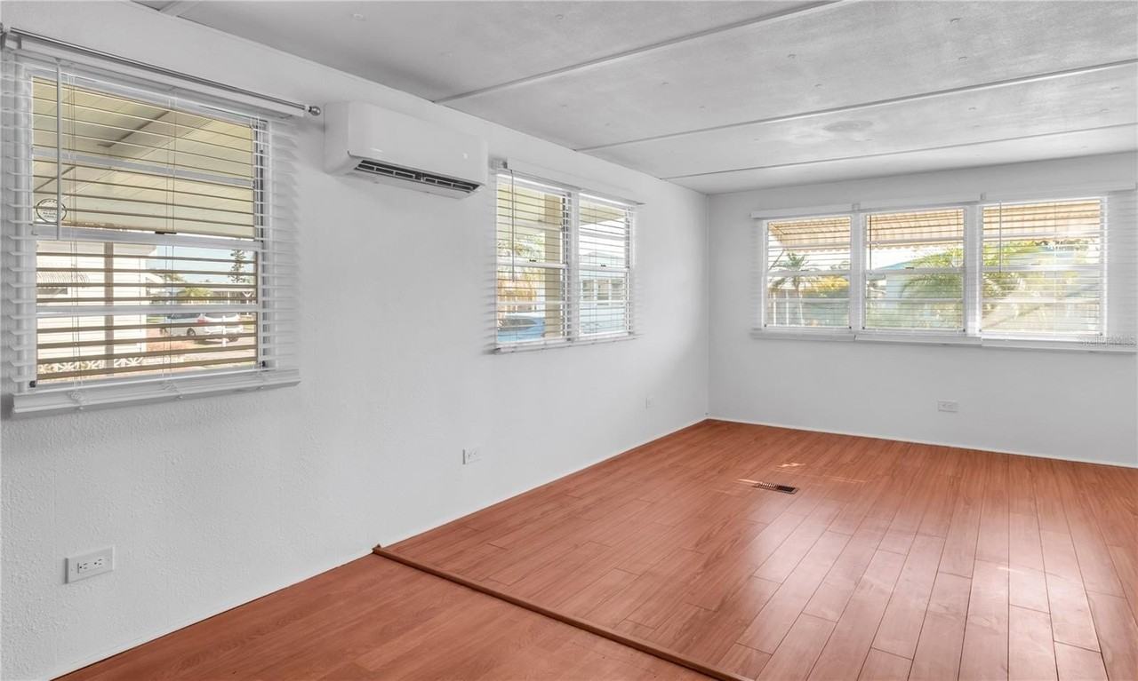 209 50th Avenue Plaza East - Photo 6 of 33