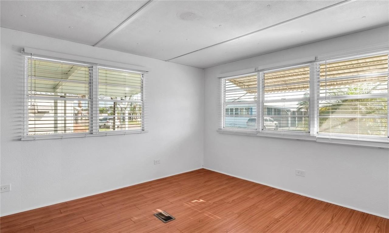 209 50th Avenue Plaza East - Photo 7 of 33