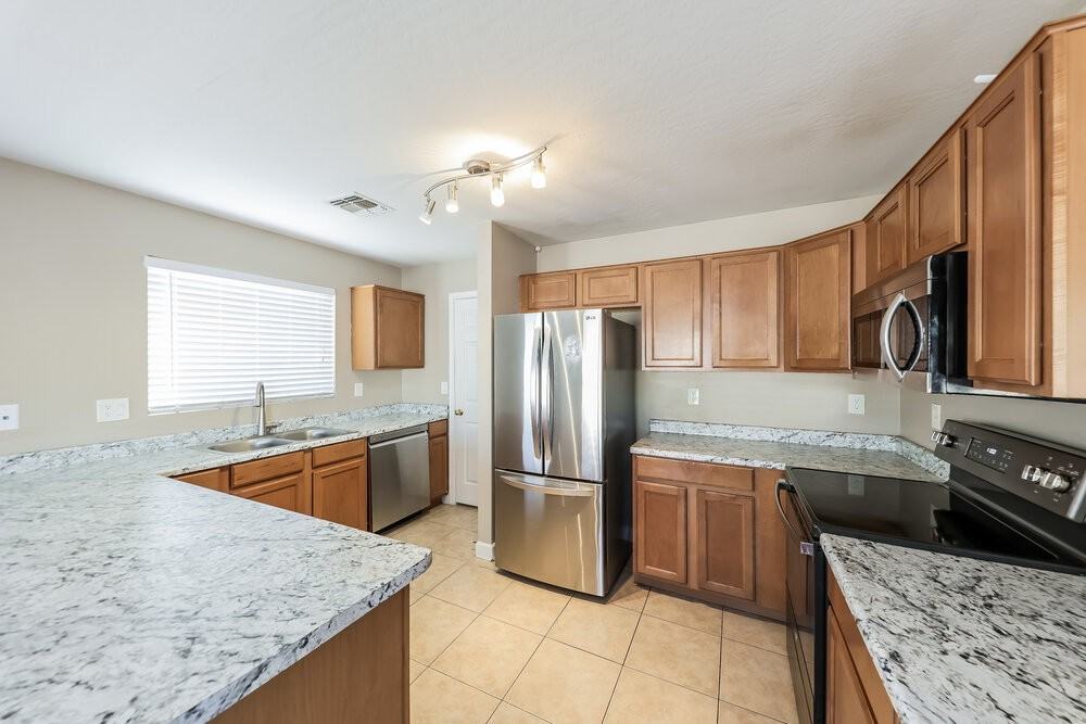 12542 W Lisbon Ln - Photo 7 of 17
