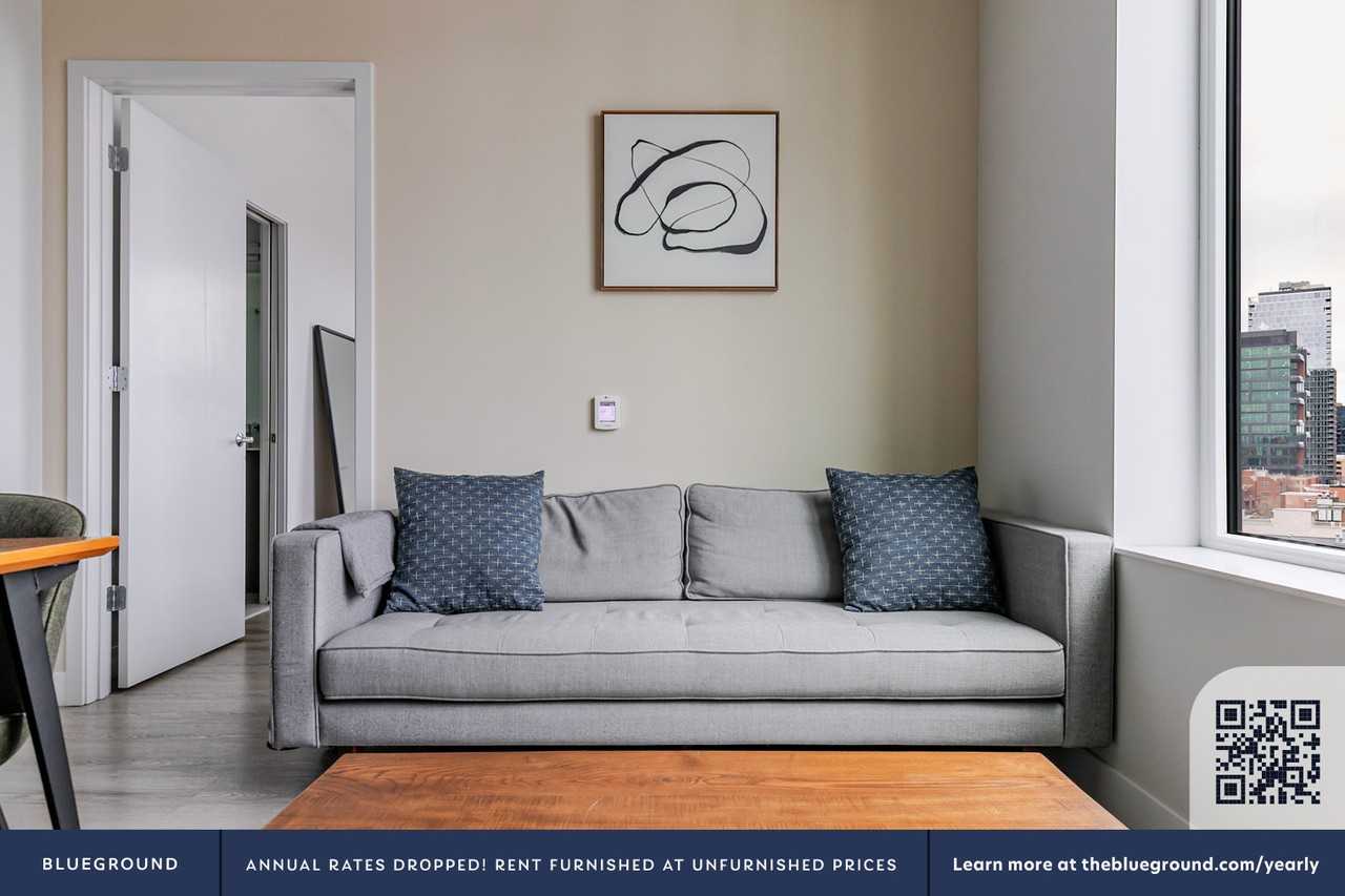 670 North May Street - Photo 4 of 30