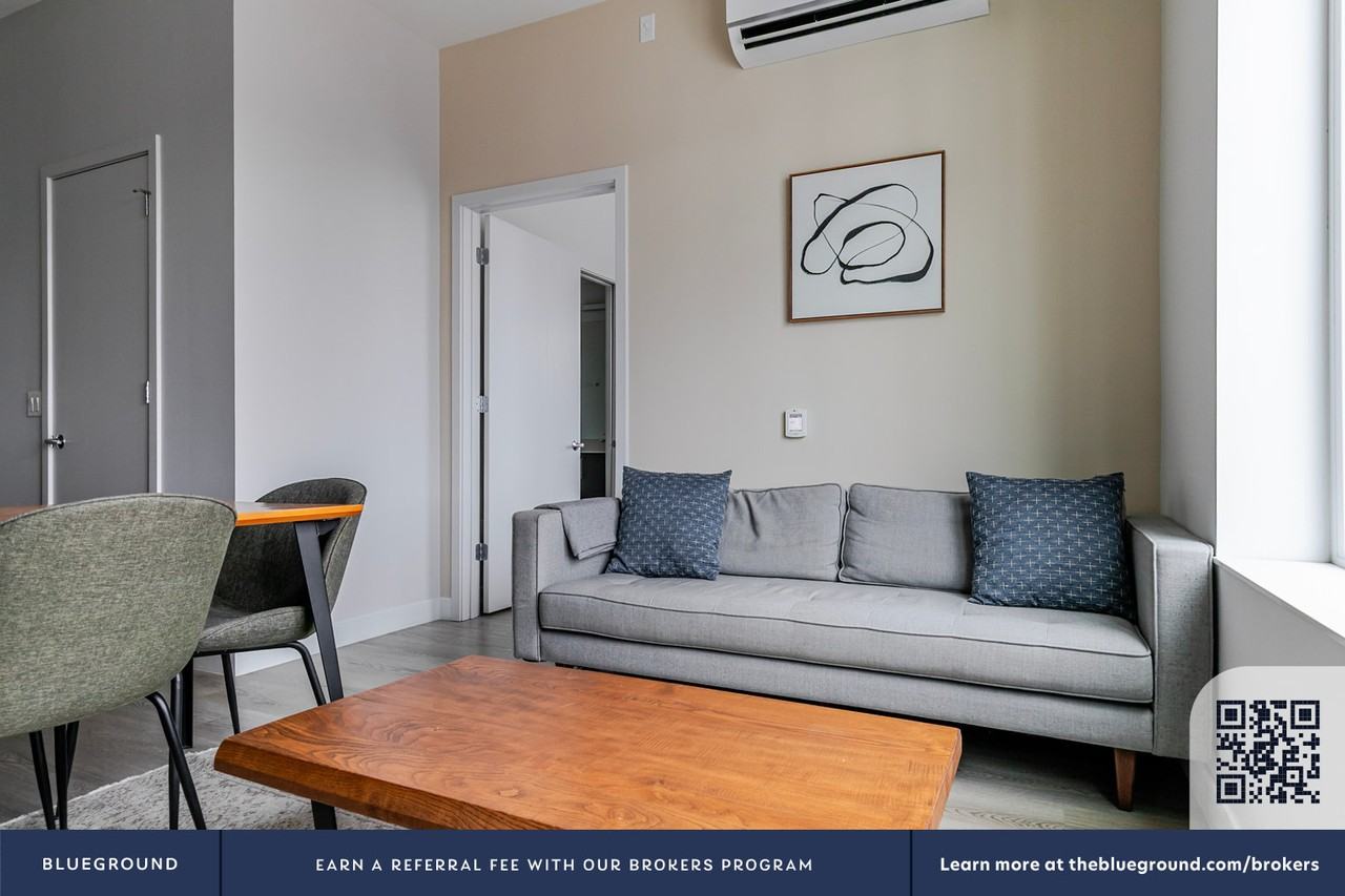 670 North May Street - Photo 5 of 30