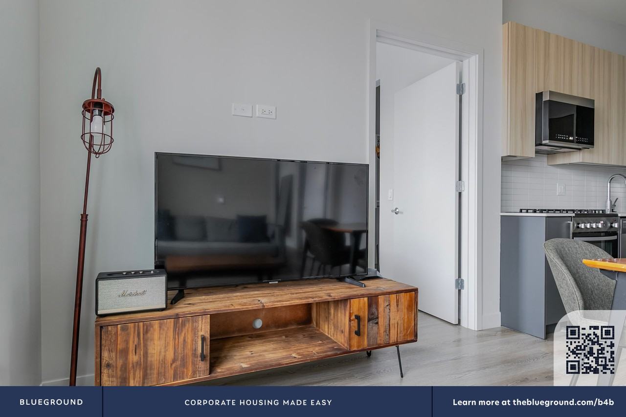 670 North May Street - Photo 6 of 30