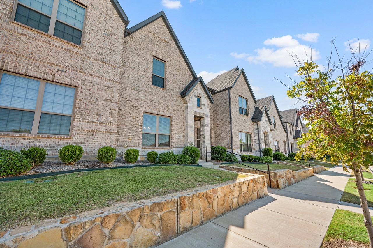 6580 Iron Horse Blvd #1 - Photo 4 of 30