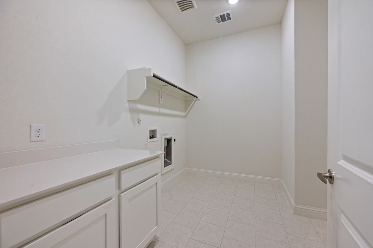 6580 Iron Horse Blvd #1 - Photo 6 of 30