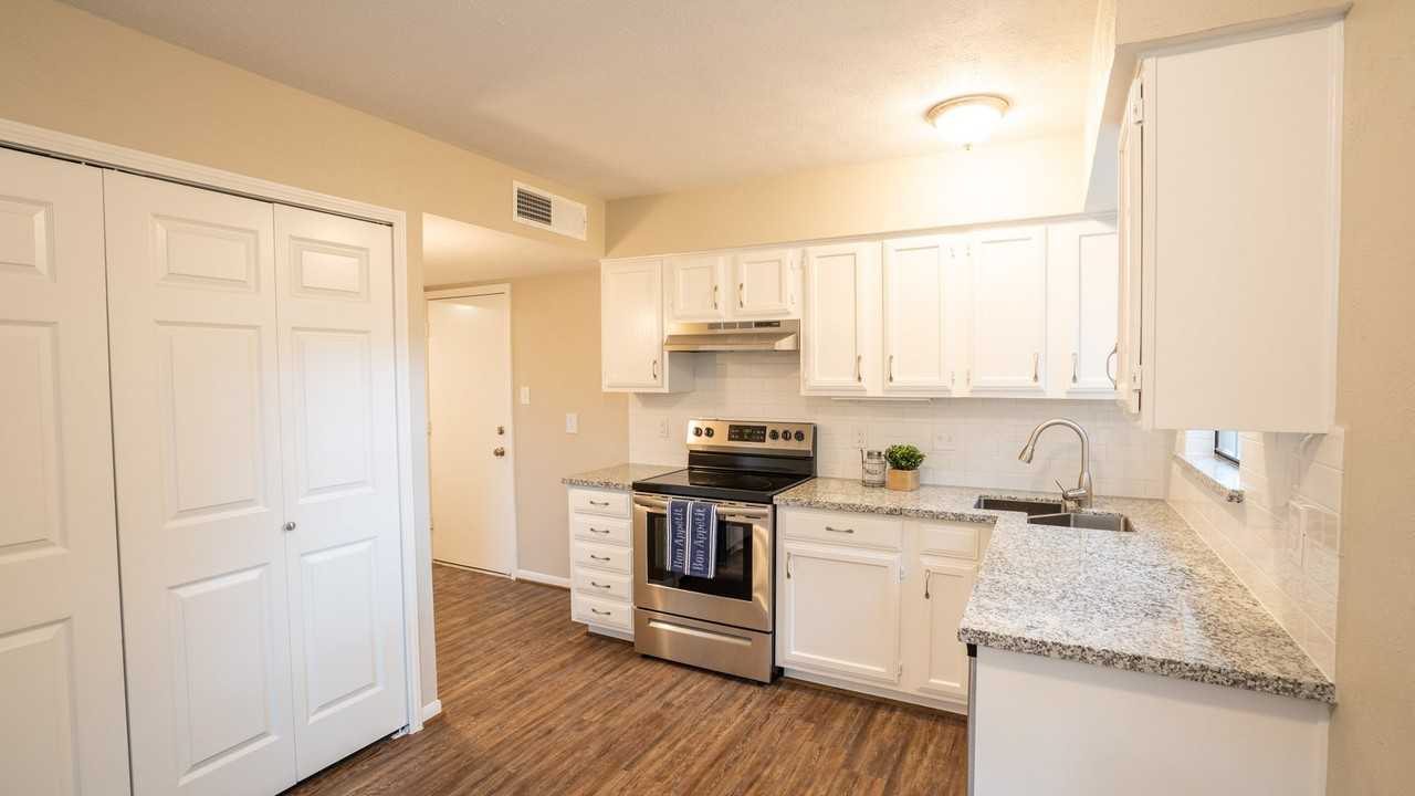 17 Regency Ln #17 - Photo 7 of 23