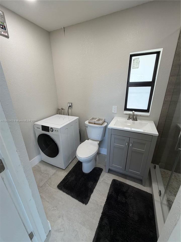 7330 Southwest 11th Street - Photo 3 of 10