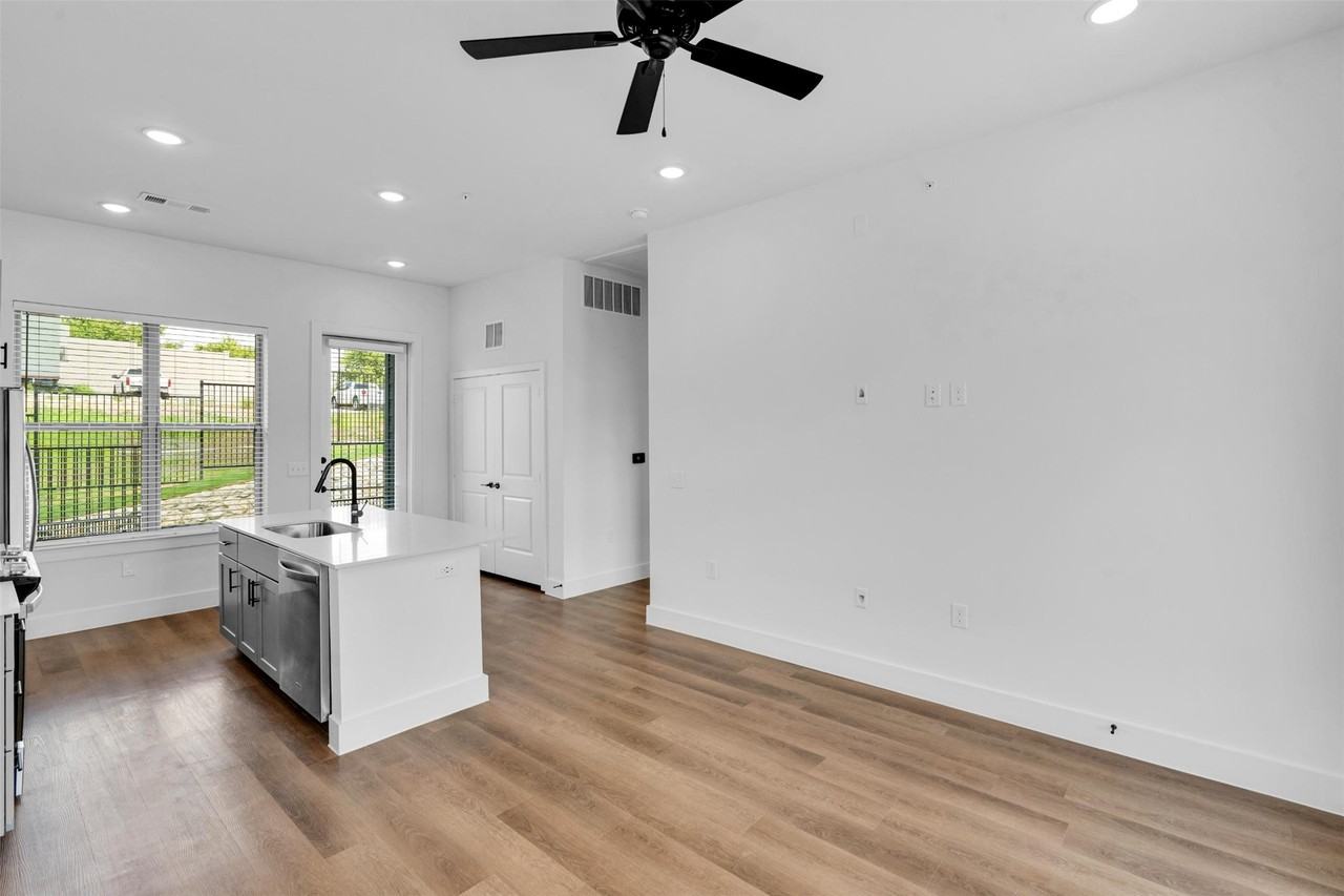 1488 1488 Bernard Street #1488 - Photo 5 of 27