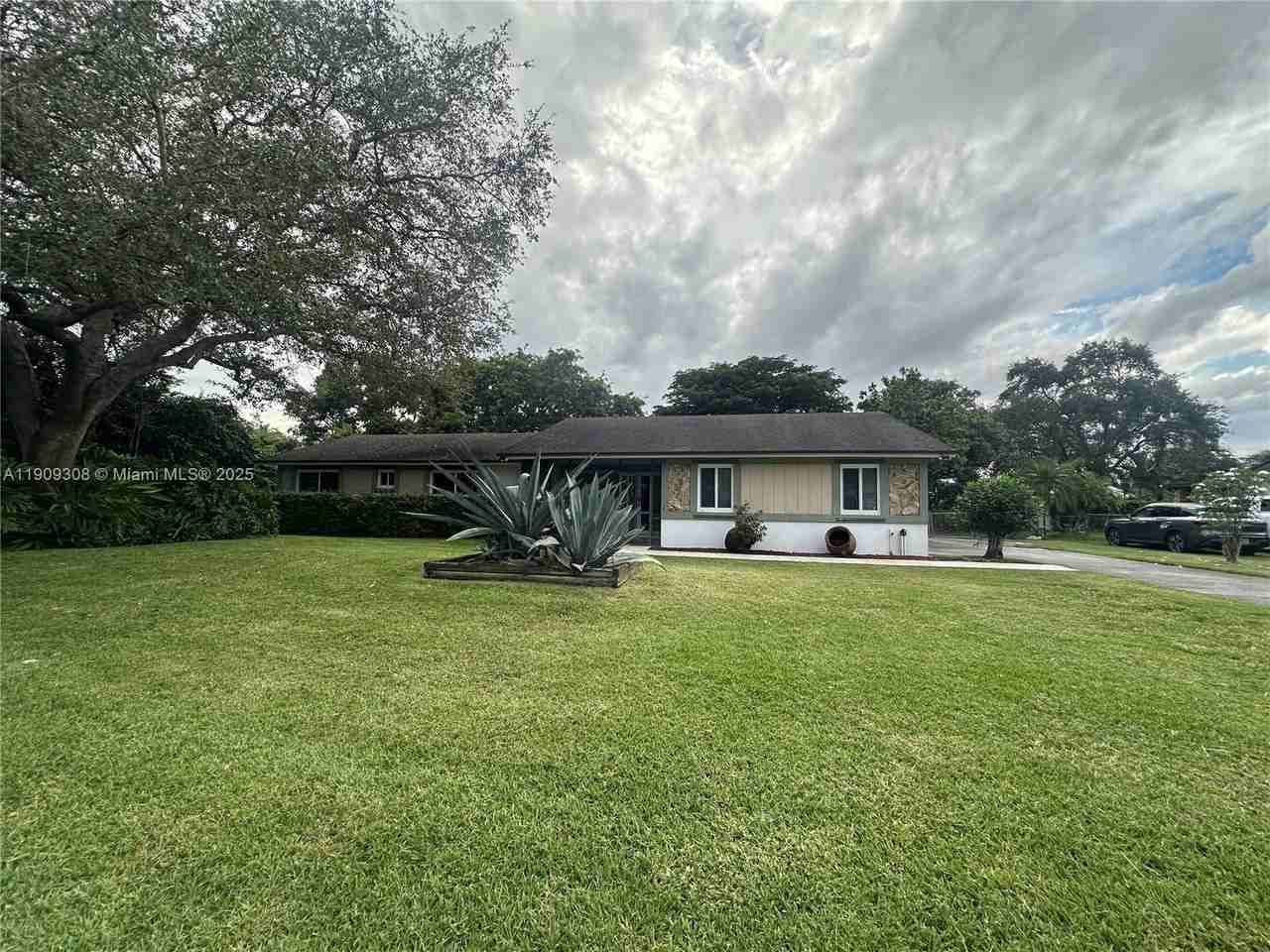 27850 Sw 164th Ct #27850 - Photo 3 of 4