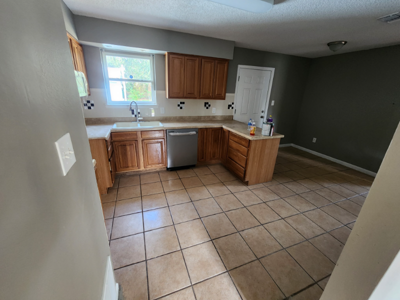 1003 Bartow Ave - Photo 4 of 9