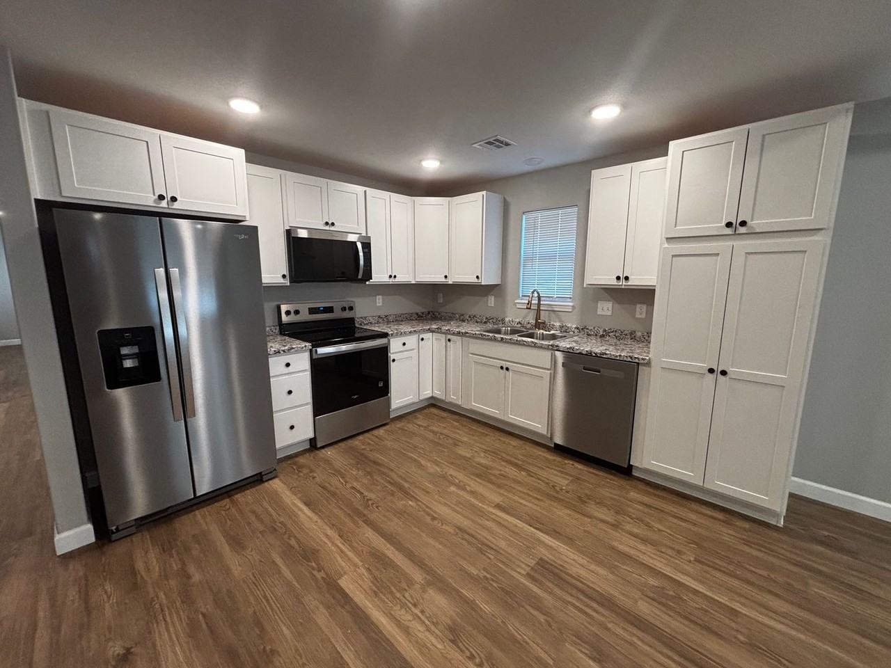 1610 Green Valley Cir - Photo 3 of 12