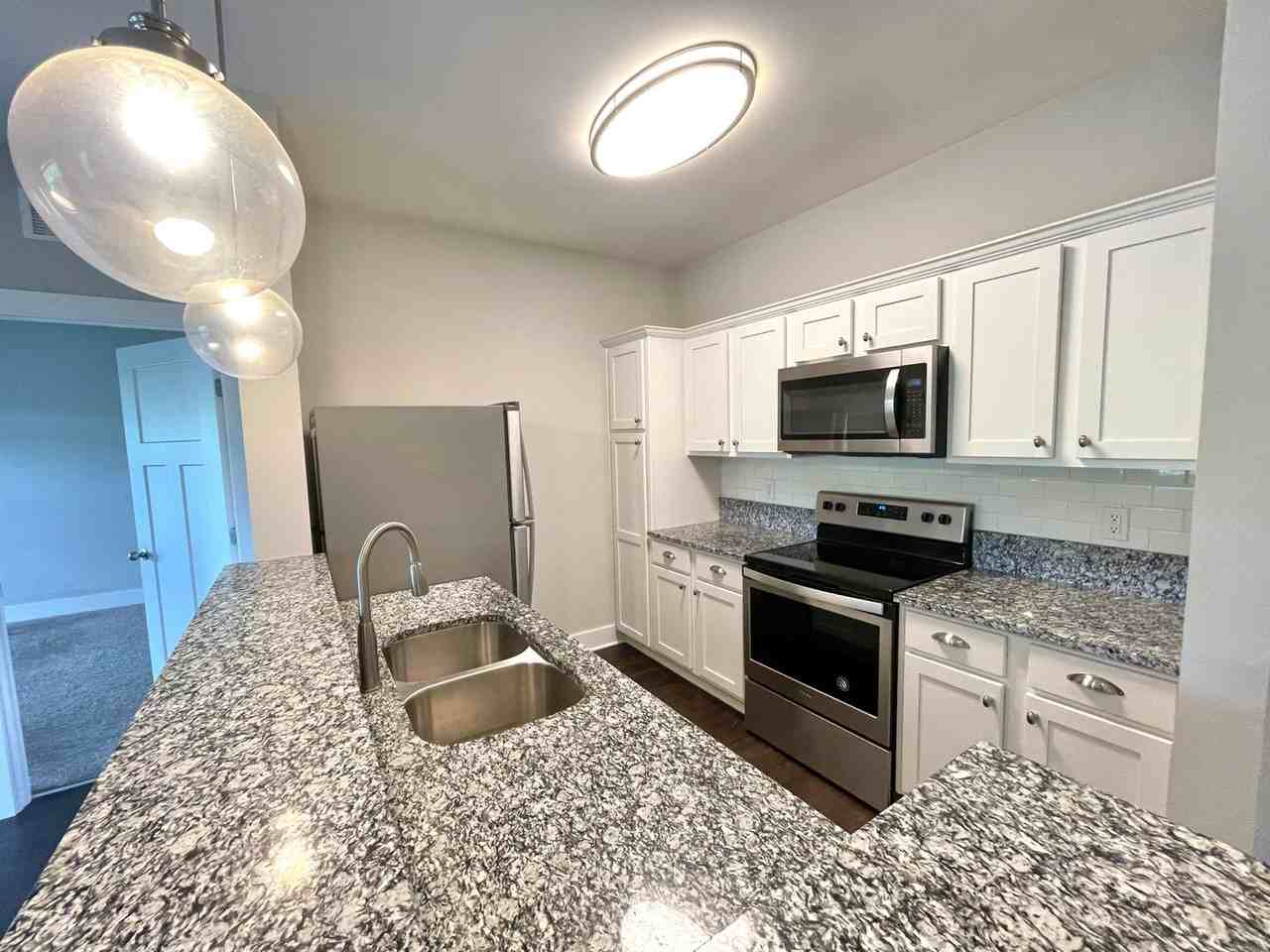 934 Governors Ct - Photo 4 of 30