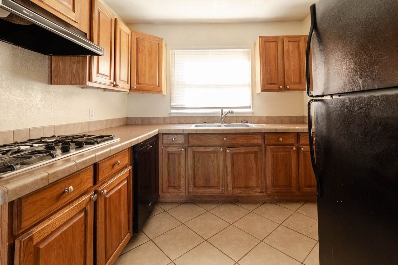 1116 Se 18th St - Photo 4 of 13