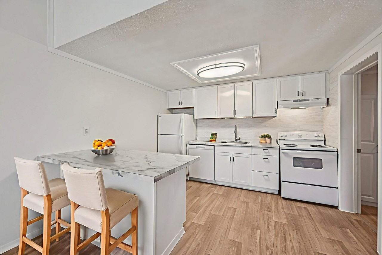 Clubside ~ Boutique Cottage Style Living in a Laid Back Coastal Community - Photo 3 of 12