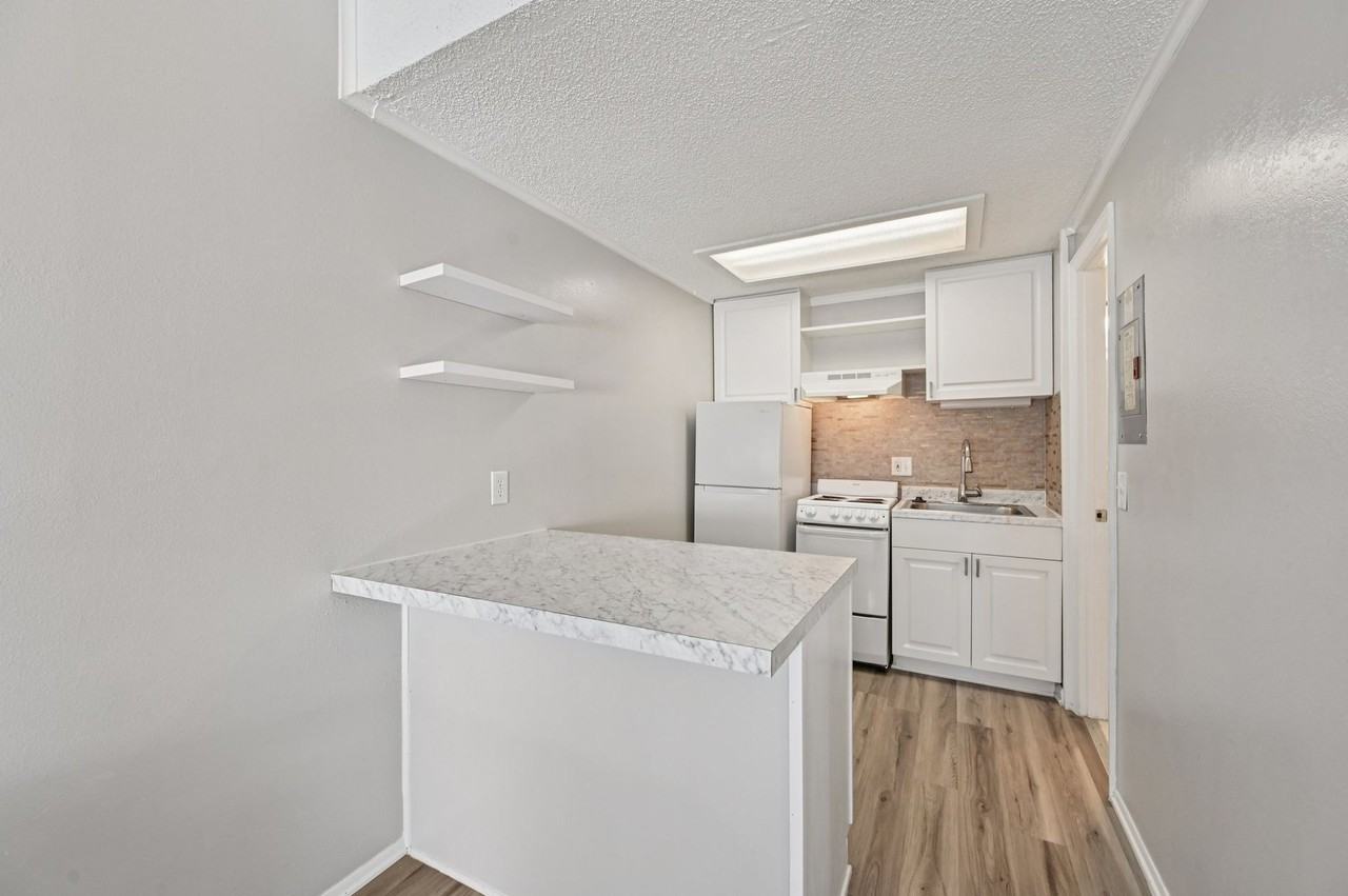 Clubside ~ Boutique Cottage Style Living in a Laid Back Coastal Community - Photo 6 of 12