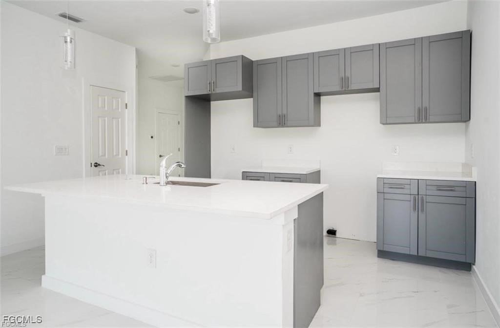 2427 Mansfield Avenue South - Photo 4 of 12