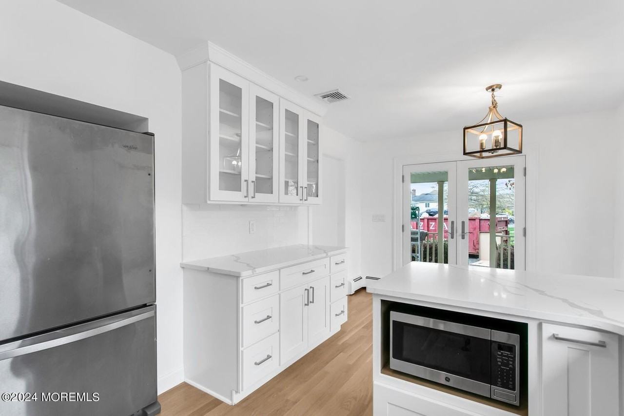 74 Ward Ave - Photo 2 of 23