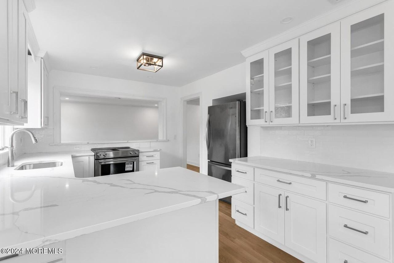 74 Ward Ave - Photo 6 of 23