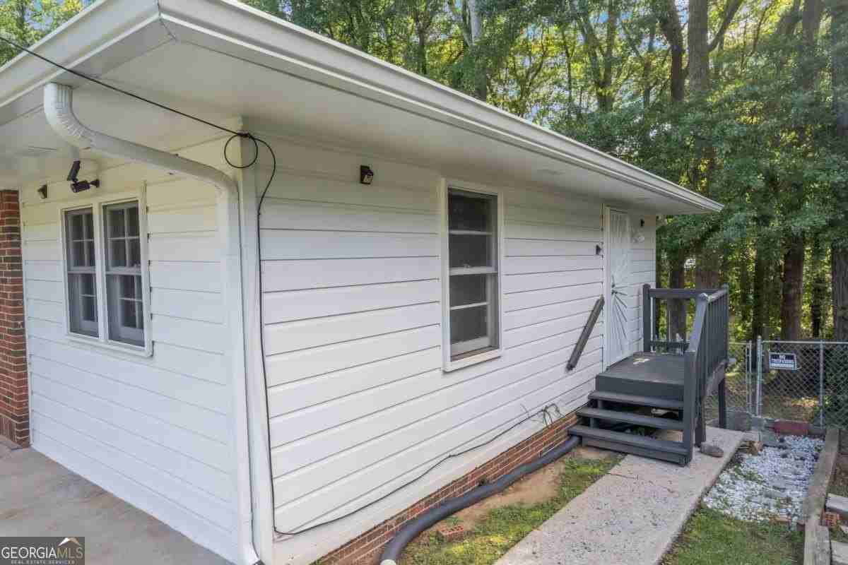 2773 Fairlane Dr - Photo 3 of 25