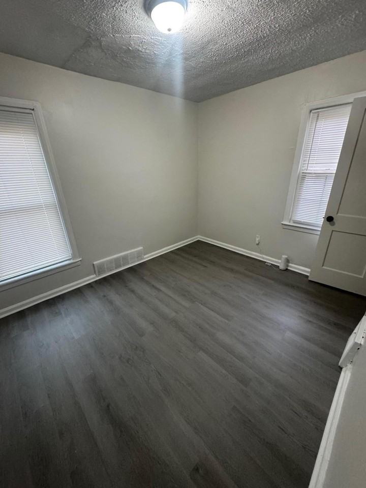 8900 Artesian St - Photo 4 of 7