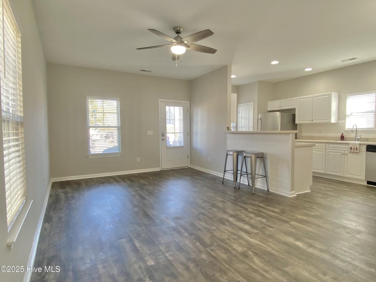 842 Kiawah Ln - Photo 6 of 46