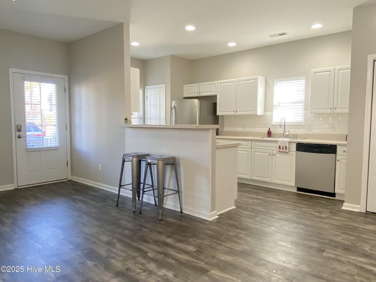 842 Kiawah Ln - Photo 7 of 46