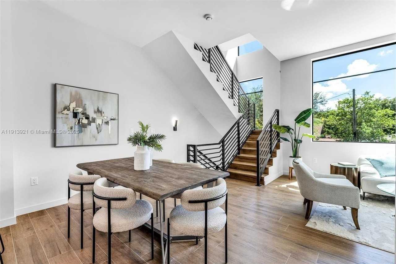 529 Ne 61st St - Photo 6 of 30