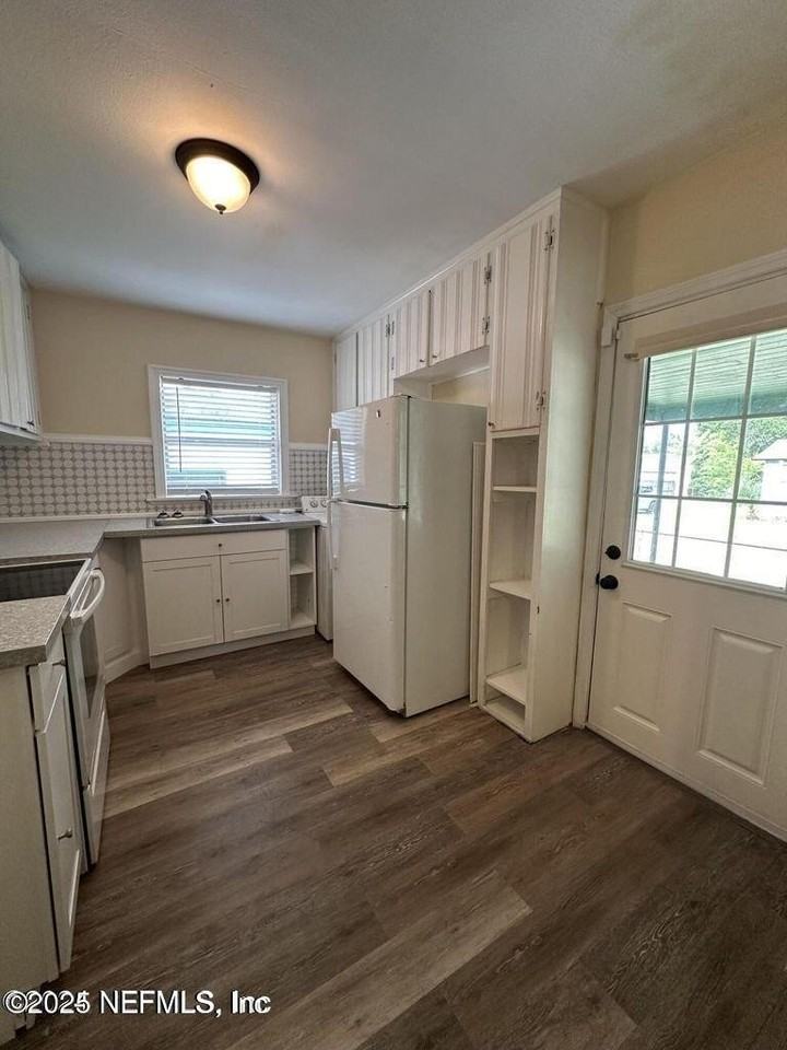 803 Crestwood St - Photo 7 of 14