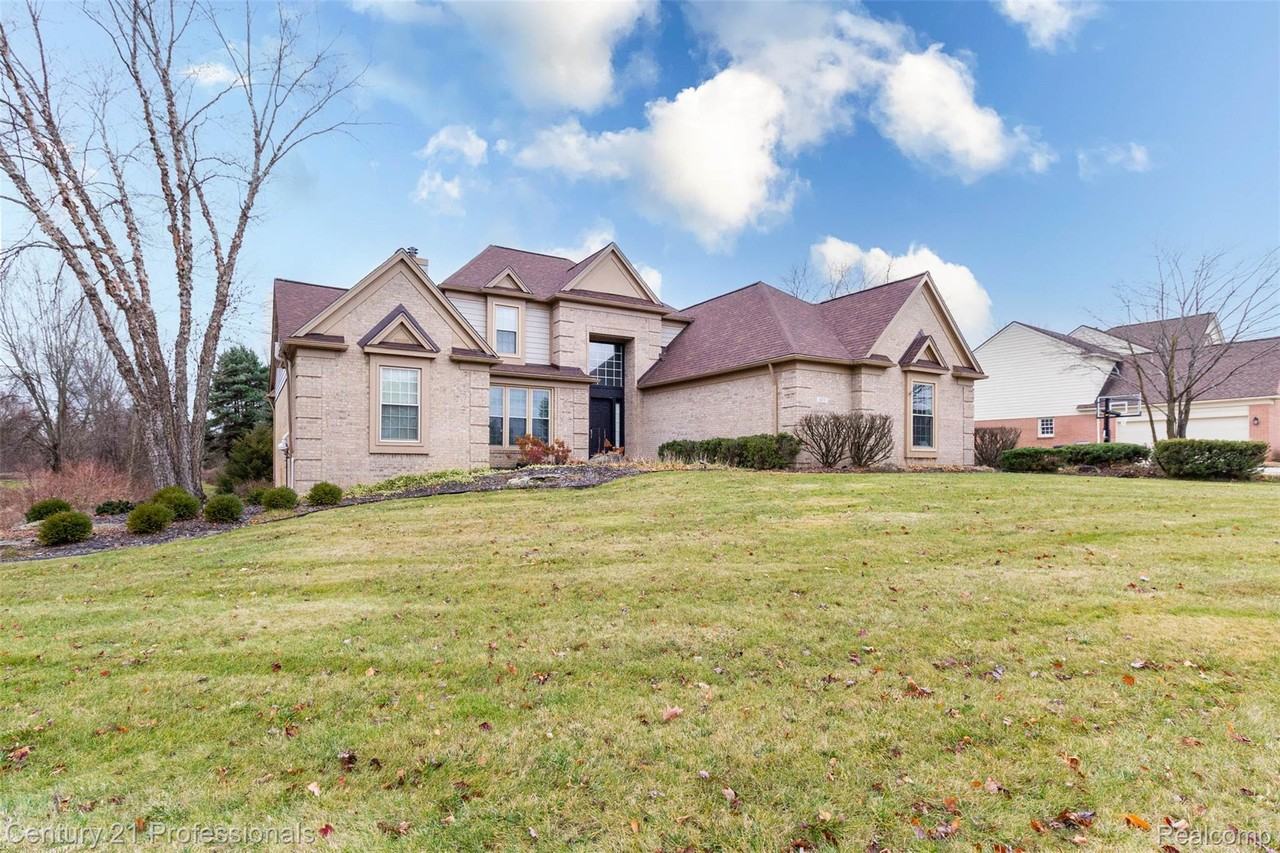 3871 S Creek Dr - Photo 2 of 50