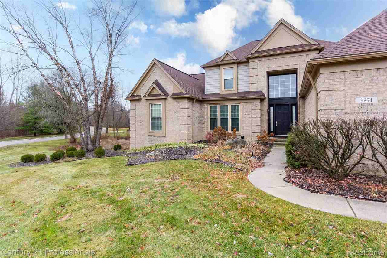 3871 S Creek Dr - Photo 3 of 50